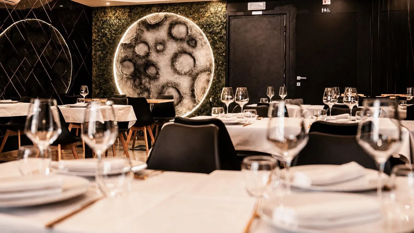 La sala con la luna sul muro verde